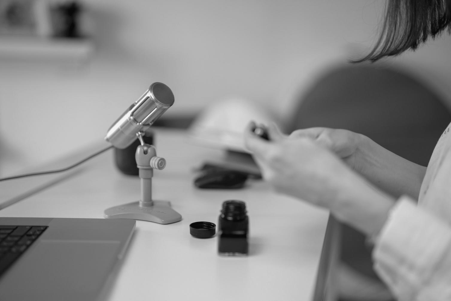 Grupo de periodistas colaborando en análisis de datos